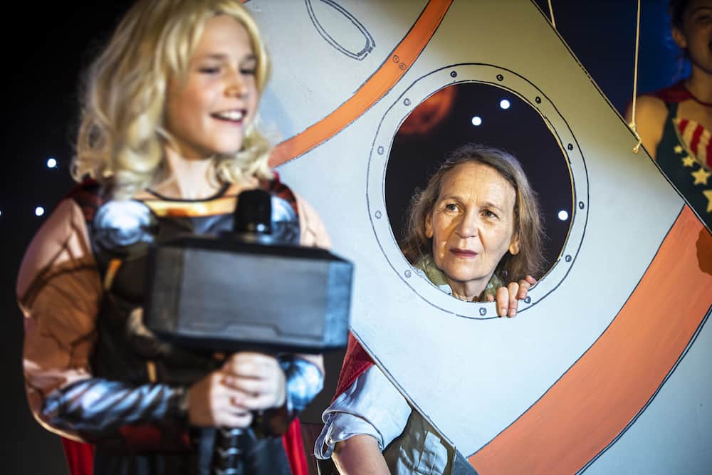 Katelijne Damen als Juf Chantal in De Luizenmoeder