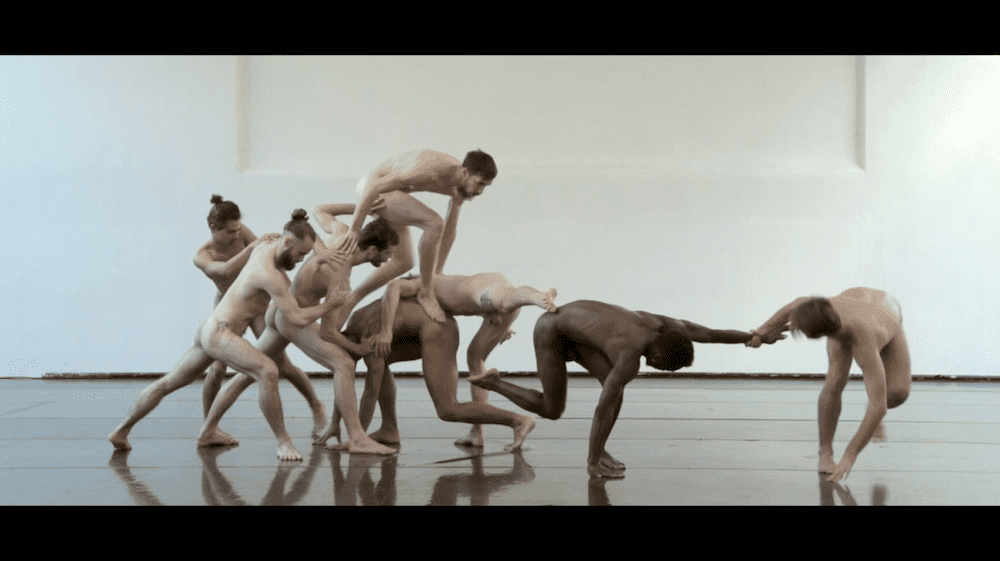 Bare volgt de Brusselse choreograaf Thierry Smits en zijn team tijdens de creatie van de dansvoorstelling Anima Ardens vol naakte lichamen