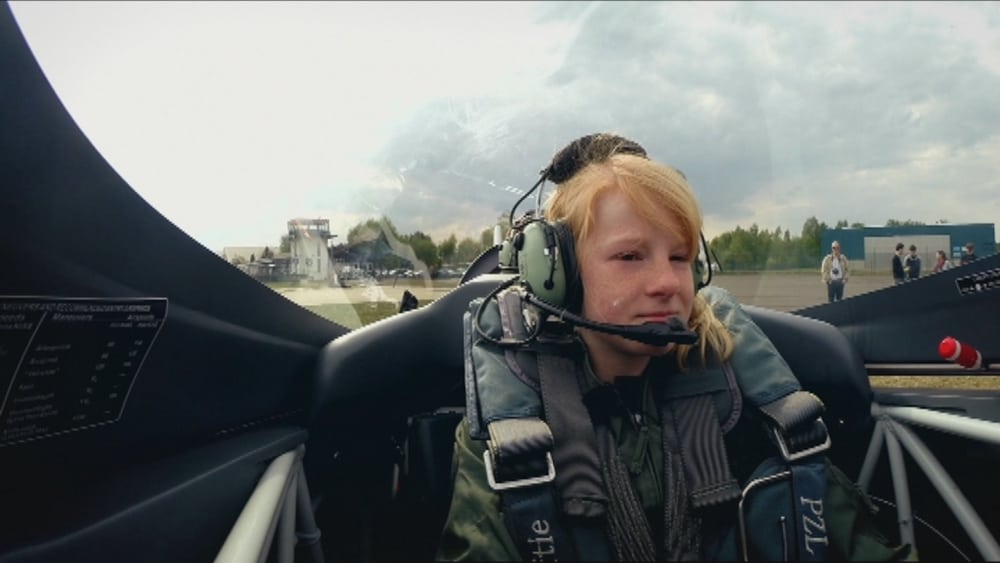 Kinderprogramma De Blacklist met Tom Waes nu op Eén, waarin Hannah Laure een looping met een vliegtuig wil maken